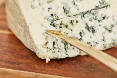 Seçilmiş Fransız mavi peyniri, ahşap tahtada mavi ve peynir bıçağında.