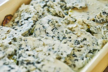 Patates, kabak ve küflü peynirden oluşan bir form. İnternetten adım adım pişmeye hazır.