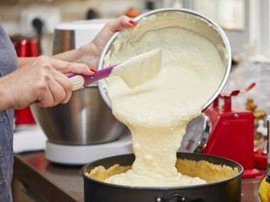 Hamuru peynirli turta tepsisine döker