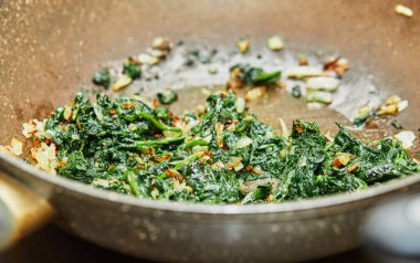 Kızartma tavasında soğanla közle. İnternetteki keçi peynirli lazanya tarifine göre.