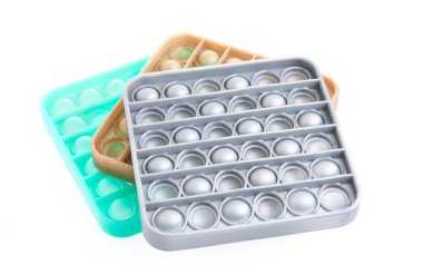 Renkli itme kabarcığı duyusal anti-stres oyuncakları, beyaz arka planda izole.