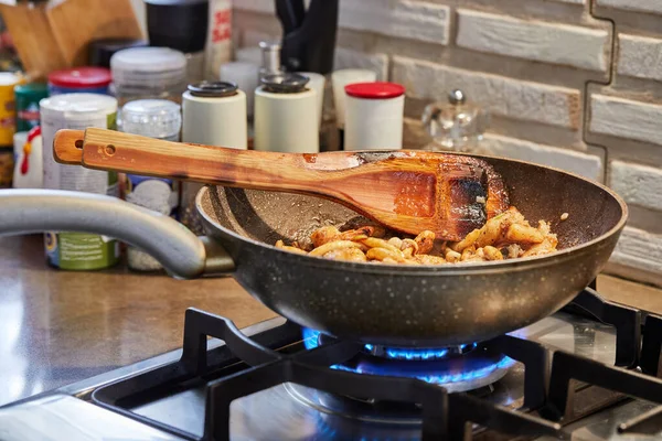 Fisk med svamp och räkor steks i olja i kastrull, ett steg-för-steg recept från Internet — Stockfoto