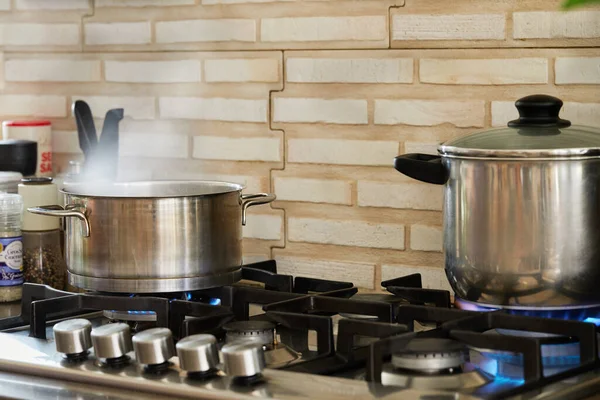 Cocinamos acedera en cacerola de metal según la receta de Internet para lasaña con queso de cabra —  Fotos de Stock