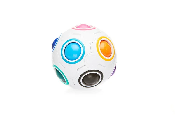 Pelota en forma de juguete rompecabezas con bolas de colores aislados sobre fondo blanco — Foto de Stock