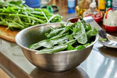İnternetteki keçi peynirli lazanya tarifine göre, metal kasede doru kuş hazırlıyorum.