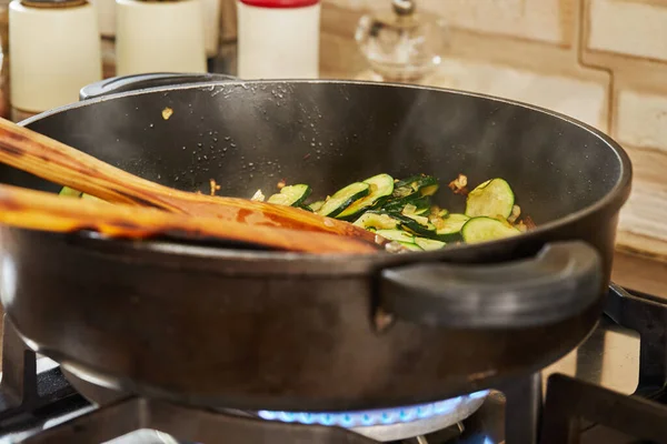 Calabacín frito con cebolla en sartén, para hacer gratinado con queso azul, receta paso a paso de Internet — Foto de Stock