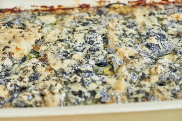Forma con patate, zucchine e formaggio blu, gratin pronto dopo la cottura in forno, ricetta passo-passo da Internet — Foto Stock