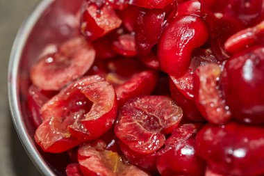 Kirazlar turta kasesinde hazır. Adım adım tarif et. Kapat.