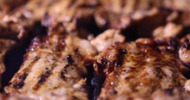 Dumanlı ve ışıklı ızgara tavuk bifteği.