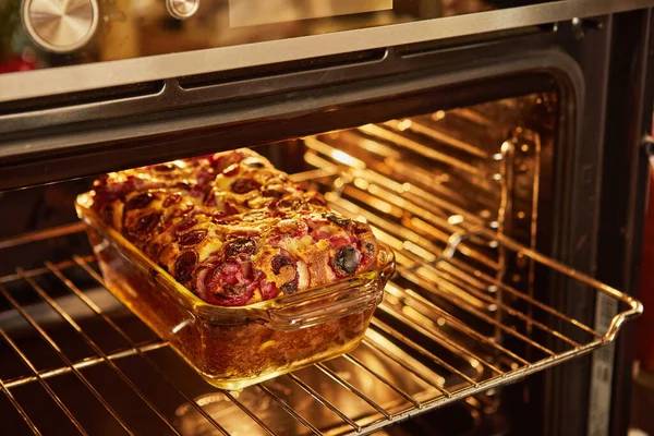 Torta Ciliegie Pronta Clafoutis Teglia Nel Forno — Foto Stock