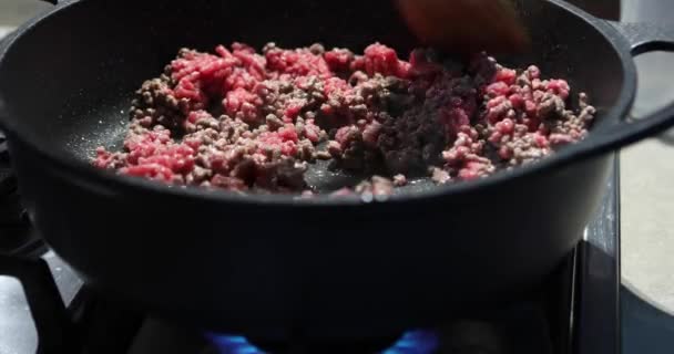 Hackfleisch wird in der Pfanne auf Gas gebraten, um Spaghetti Bolognese zu machen — Stockvideo