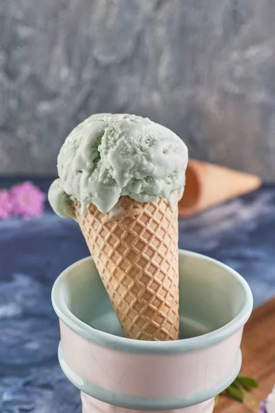 Фисташковое Мороженое Вафельном Конусе Вазе Синем Фоне — стоковое фото