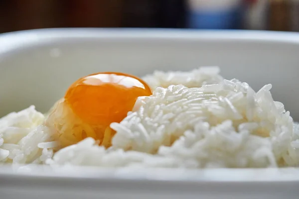 在碗里煮米饭 用鸡蛋做沙丁鱼派 一步一步的食谱 — 图库照片