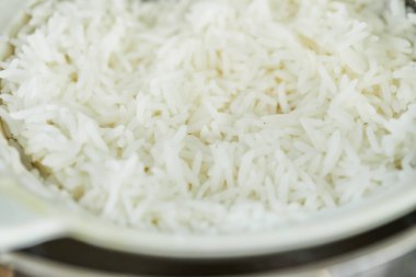 Kavanozda pilav, pazılı turta yapmak için hazır. Adım adım tarif.