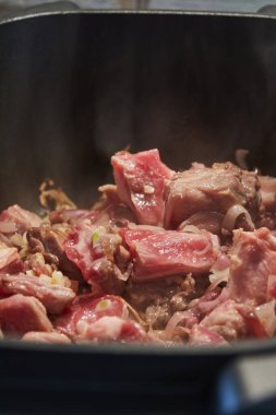 Genç Lamb, düşük ısıda kazanda kızarır. Adım adım tarif.