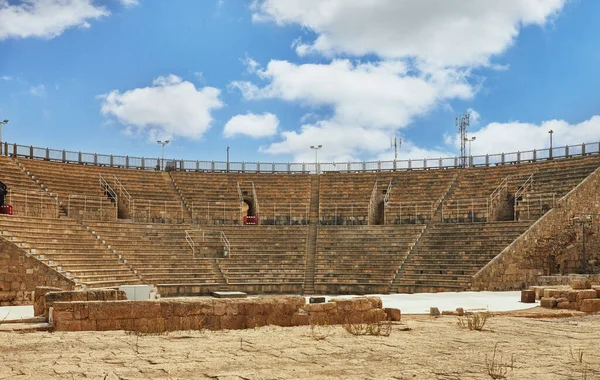Herod 'un Sezeryan Ulusal Parkı' ndaki sarayının amfitiyatro manzarası..