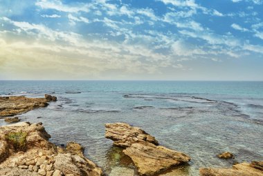 Caesarea sahil milli parkındaki Akdeniz manzarası.