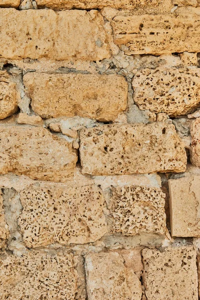 形や大きさや質感の異なる石で作られた城の石垣の背景 — ストック写真