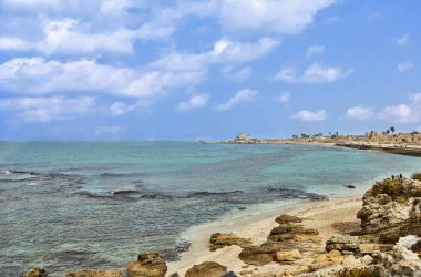 Caesarea sahil milli parkındaki Akdeniz manzarası.