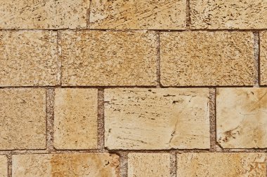 Kalenin taş duvarının arka planı farklı şekillerde, boyutlarda ve dokularda taşlardan yapılmıştır..