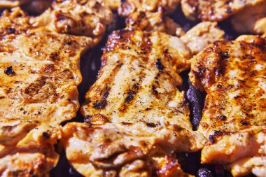 Izgara kömürden çıkan dumanla ızgara tavuk bacağı. Barbekü partisi.