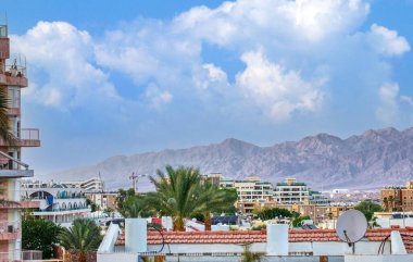 İsrail 'in ve Akabe şehirlerinin ünlü tatil beldesi Eilat' taki Kızıldeniz sahilinin panoramik manzarası - Ürdün.