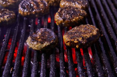 Izgara barbekü ve dumanlı barbekü partisi. Yakın plan..