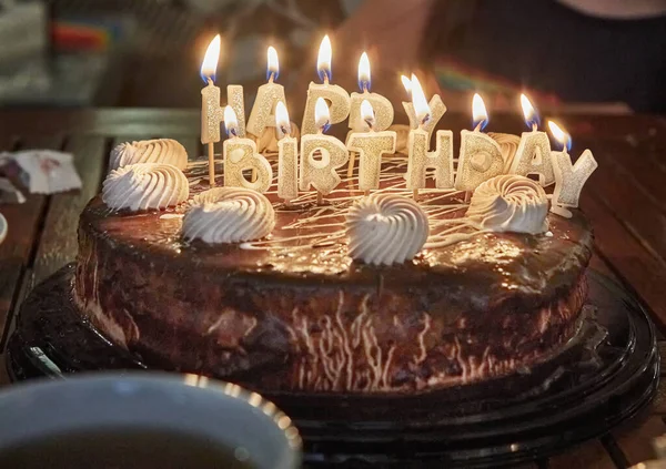 Pastel Con Inscripción Feliz Cumpleaños Con Velas Encendidas — Foto de Stock