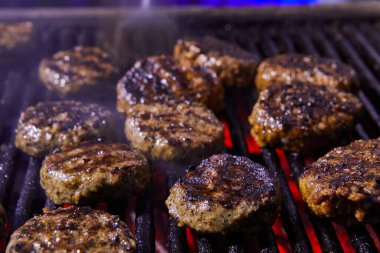 Izgara barbekü ve dumanlı barbekü partisi. Yakın plan..