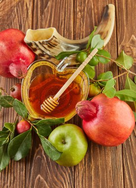 Rosh hashanah - Yahudi Yeni Yıl tatili konsepti. Elma şeklinde ballı bir kase, nar, şalgam bayramın geleneksel sembolleridir.