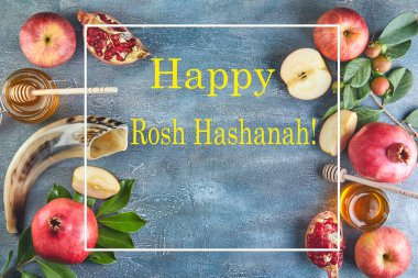 Rosh hashanah - Yahudi Yeni Yıl tatili konsepti. Geleneksel semboller: Bal kavanozu ve narlı taze elmalar ve mavi arka planda shofar boynuzu. Metin için alanı kopyala.