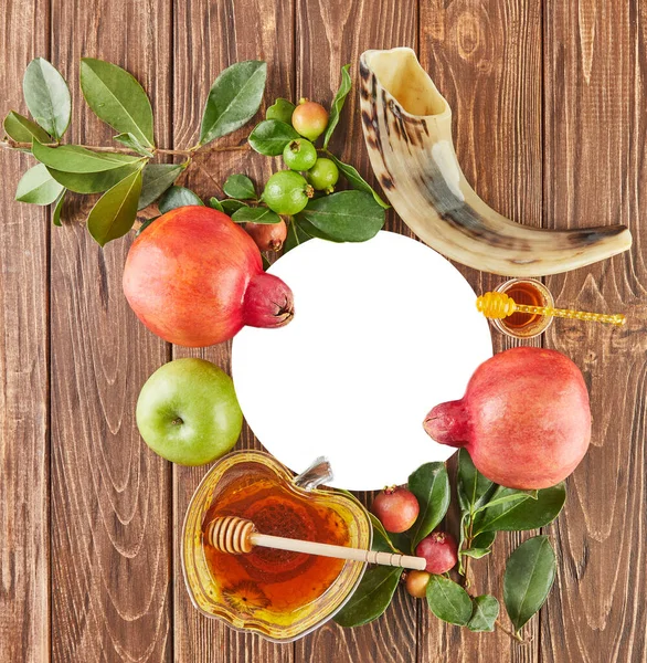 Rosh hashanah - concept de vacances du Nouvel An juif. Un bol en forme de pomme au miel, grenade, shofar sont les symboles traditionnels de la fête — Photo