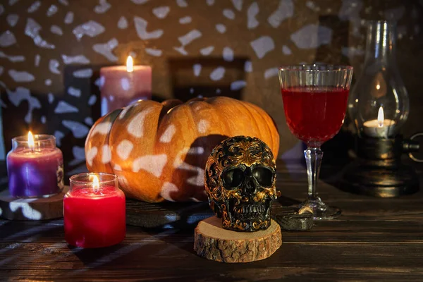 Enge Halloween schedel met pompoen en wijn op een enge avond. Halloween scene. — Stockfoto