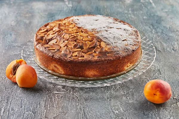 Tarte Abricots Amandes Sur Panneau Verre Sur Fond Béton — Photo