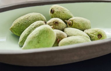 Pişmeden önce ağaçtan taze badem topladım..