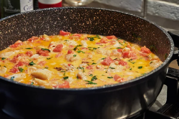 Barschfisch Mit Fencheltomaten Und Basilikum Werden Der Pfanne Auf Dem — Stockfoto