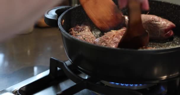 Chef capovolge rotoli di carne fritti in padella sul forno a gas — Video Stock
