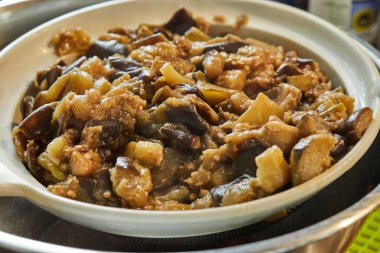 Fırında kızartılmış patlıcanlar klozete konur. Kapat.