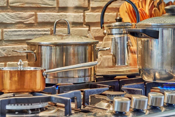 Varias ollas de cocina de alimentos en la estufa de gas en casa en la cocina. Concepto de cocina casera —  Fotos de Stock