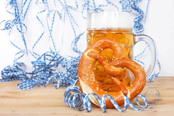 Mass Beer with pretzel — Stock Photo, Image