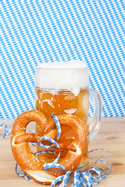 Mass Beer with pretzel — Stock Photo, Image