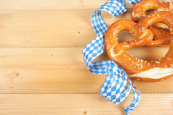 Pretzel salati su tavola di legno — Foto Stock