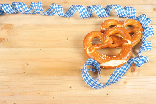 Pretzel salati su tavola di legno — Foto Stock