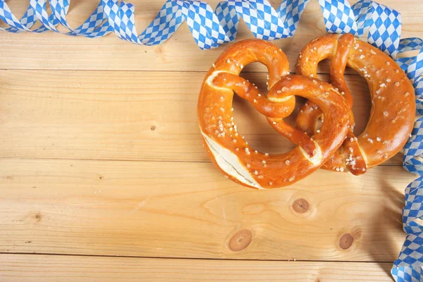 Pretzel salati su tavola di legno — Foto Stock