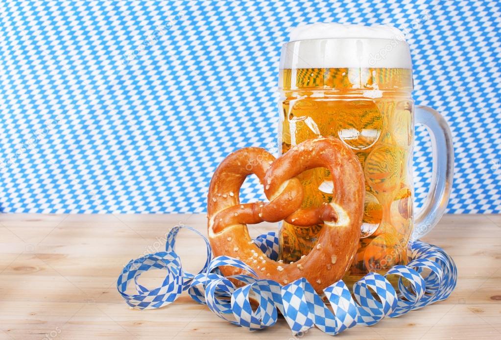 Massenbier mit Brezel - Stockfotografie: lizenzfreie Fotos