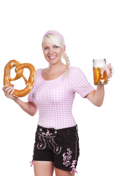 Mujer rubia con cerveza y pretzel —  Fotos de Stock