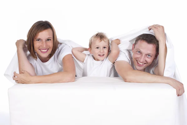 Jonge gezin geïsoleerd op wit — Stockfoto