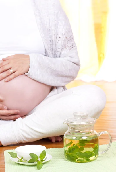 Mujer embarazada con taza de té —  Fotos de Stock