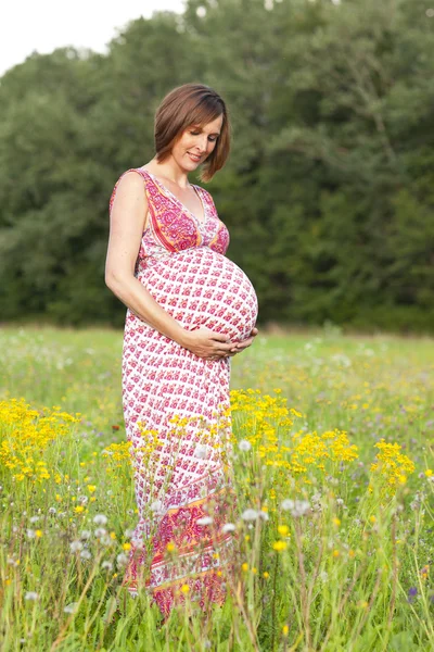 Pregant kobieta odkryty — Zdjęcie stockowe