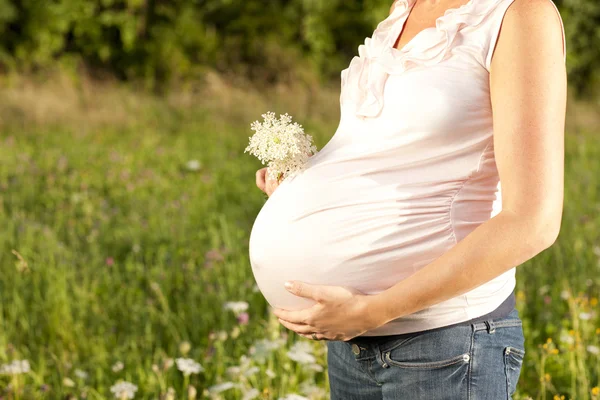 Pregant kvinna utomhus — Stockfoto